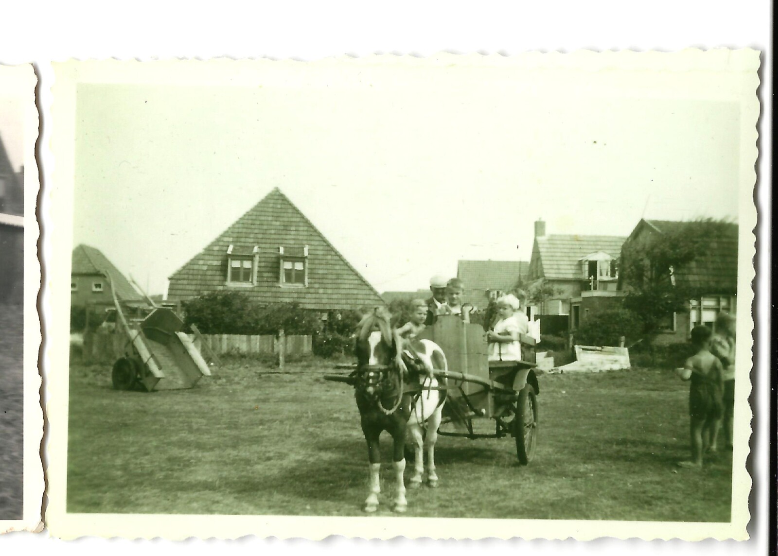 Kaapstraat De Koog erf Dalmeijer Kaapstraat ponywagen ca 1960